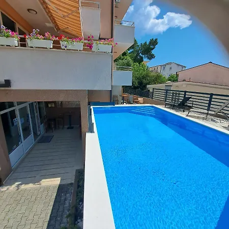 Apartments Vila Adrijana & Fitness Studio Wolf Baska Voda